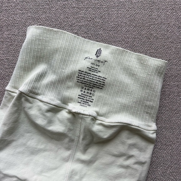 High-Waisted Ribbed Leggings - Picture 3 of 3